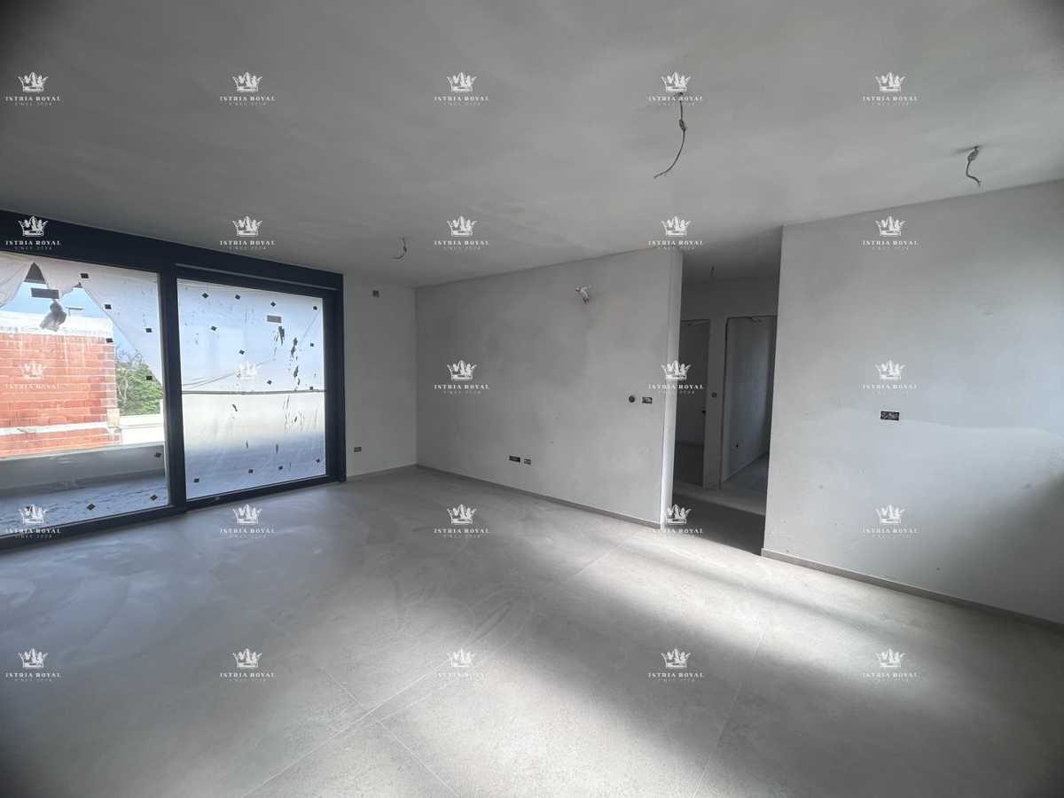 Vendita appartamento Umago – 2 camere da letto + soggiorno con angolo cottura, terrazza 13m², vista mare, parcheggio – posizione tranquilla, vicino alla spiaggia, Istria.