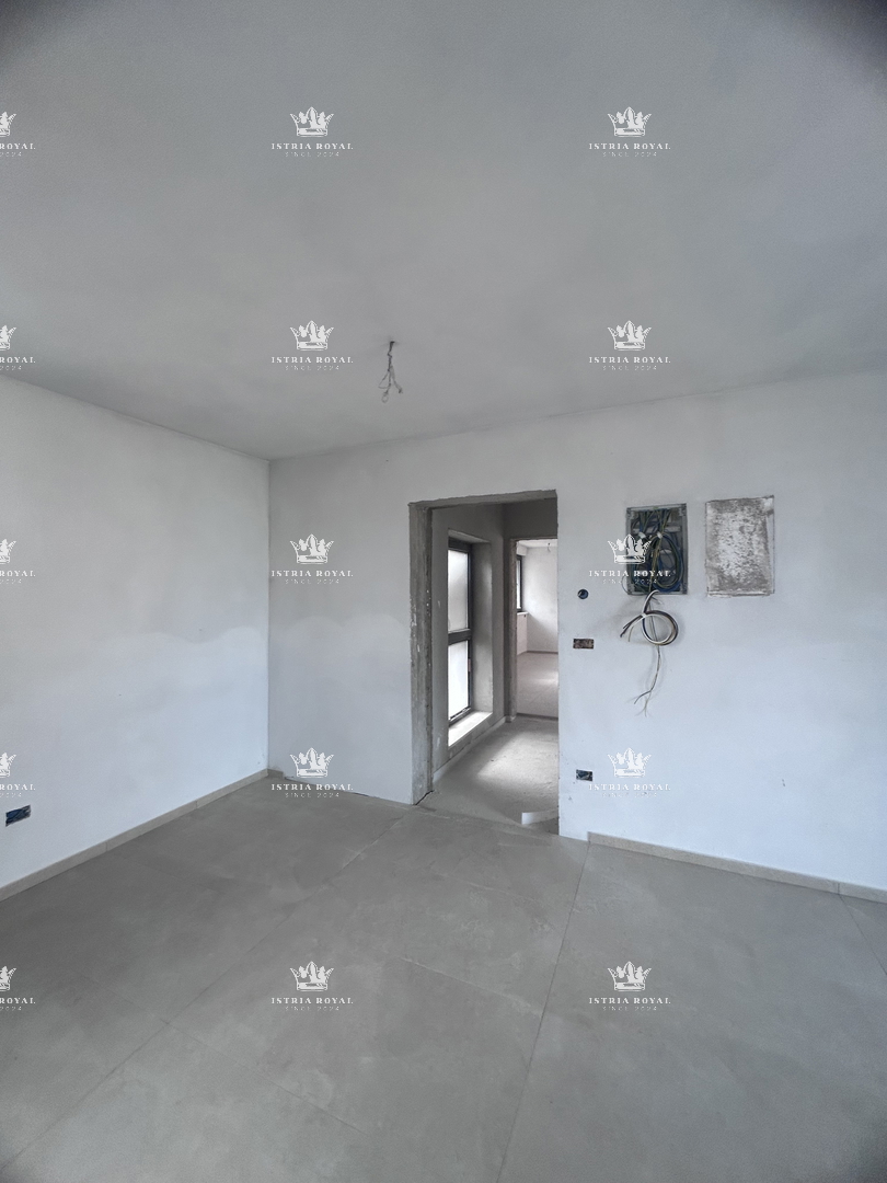 Vendita appartamento Umago – 2 camere da letto + soggiorno con angolo cottura, terrazza 13m², vista mare, parcheggio – posizione tranquilla, vicino alla spiaggia, Istria.