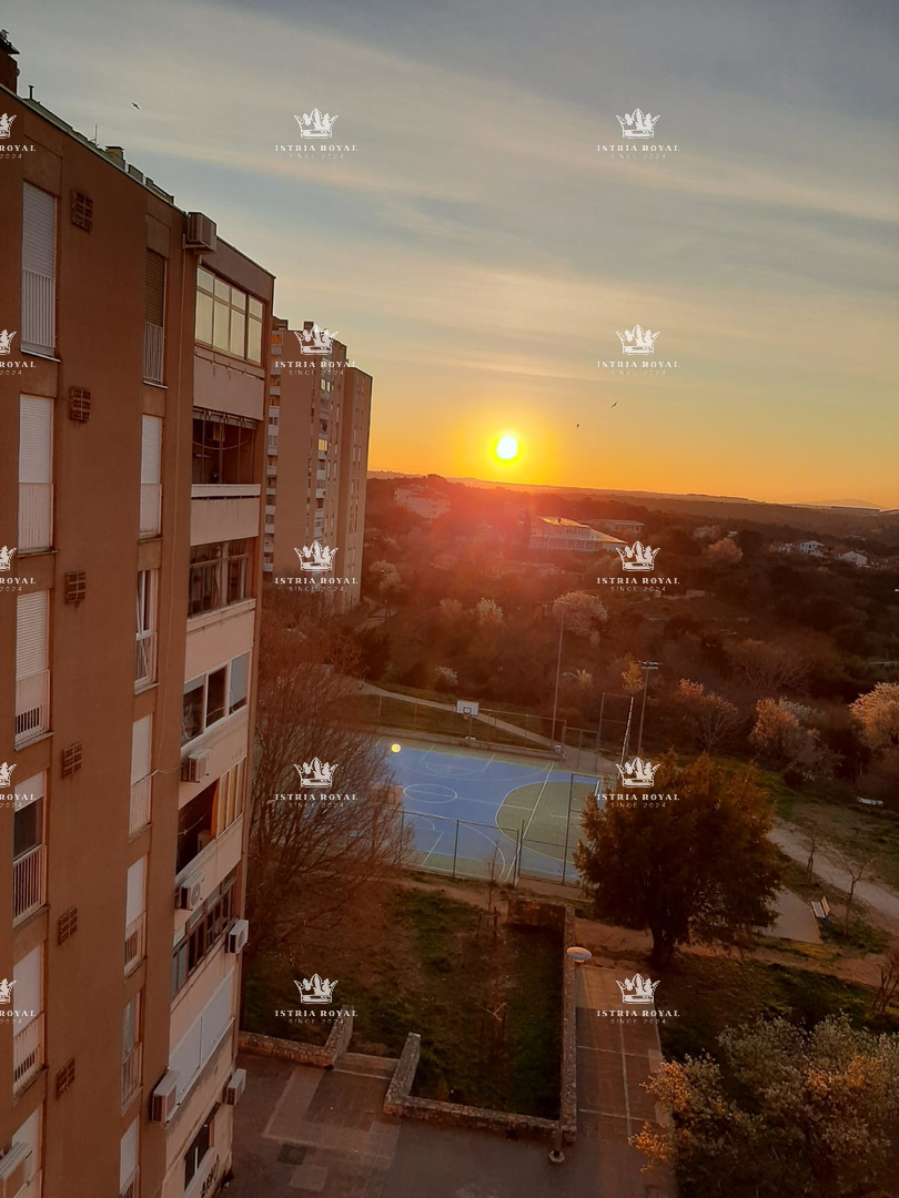 Appartamento con vista mare – Pola, Centro – 84 m², 3 camere, ascensore, parcheggio!