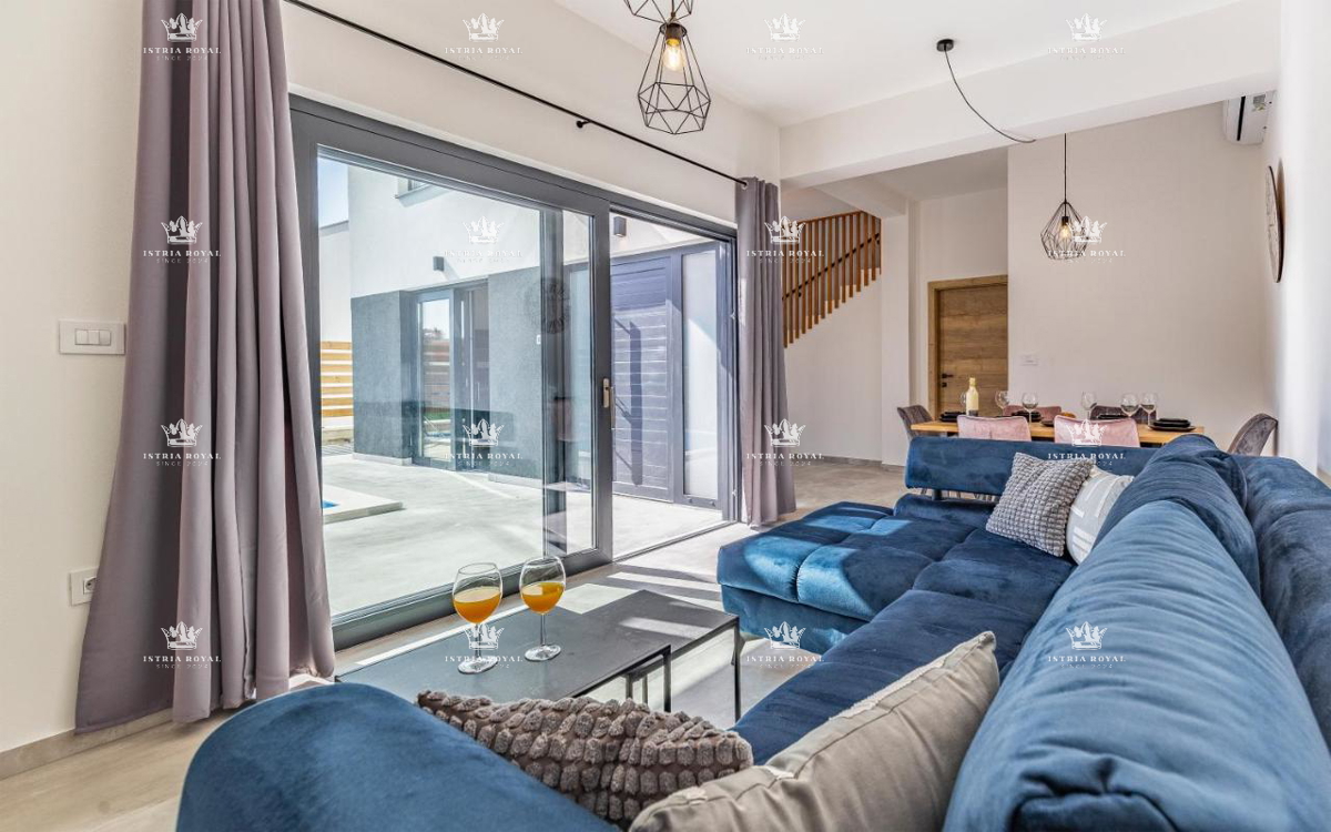 Villa di lusso con piscina in vendita a Medulin – 200 m dal mare, 2 unità abitative!
