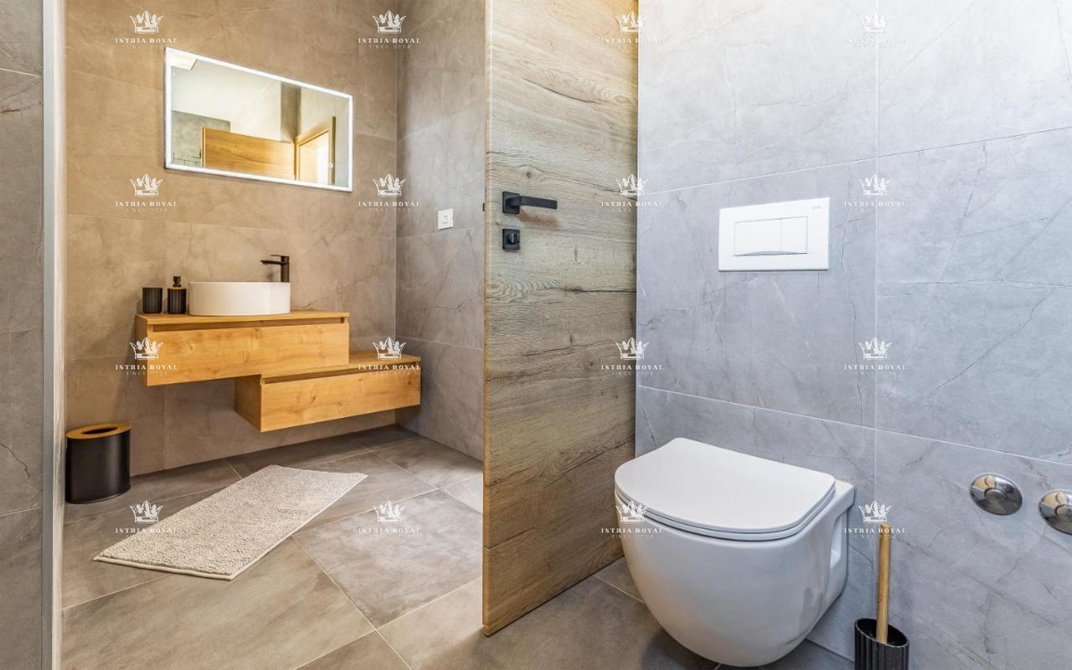 Villa di lusso con piscina in vendita a Medulin – 200 m dal mare, 2 unità abitative!