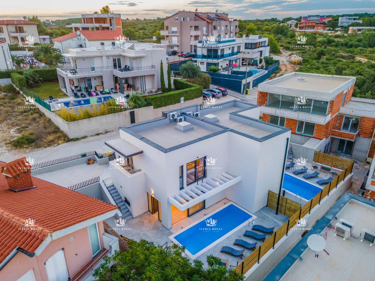 Villa di lusso con piscina in vendita a Medulin – 200 m dal mare, 2 unità abitative!
