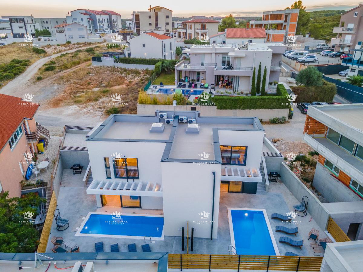 Villa di lusso con piscina in vendita a Medulin – 200 m dal mare, 2 unità abitative!