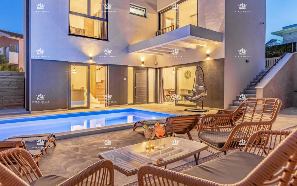 Villa di lusso con piscina in vendita a Medulin – 200 m dal mare, 2 unità abitative!