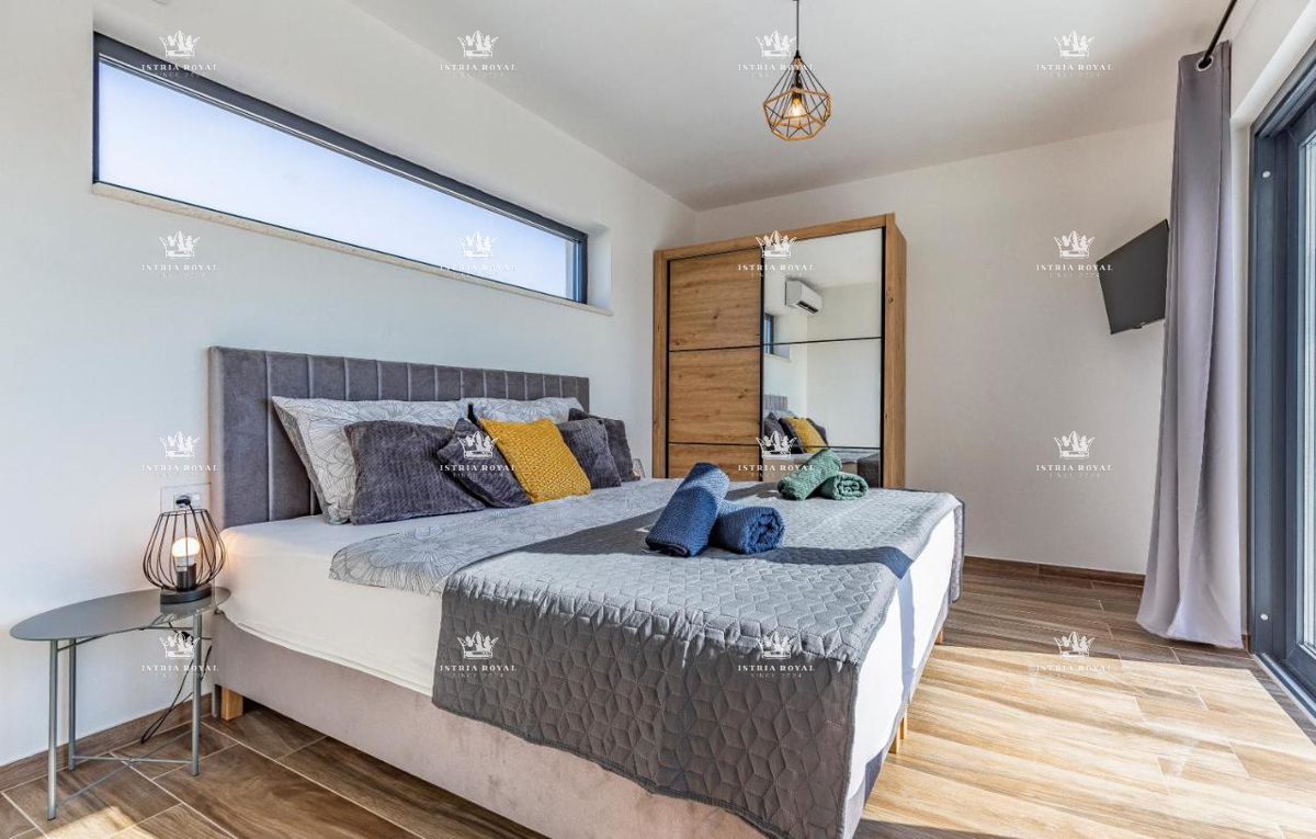 Villa di lusso con piscina in vendita a Medulin – 200 m dal mare, 2 unità abitative!