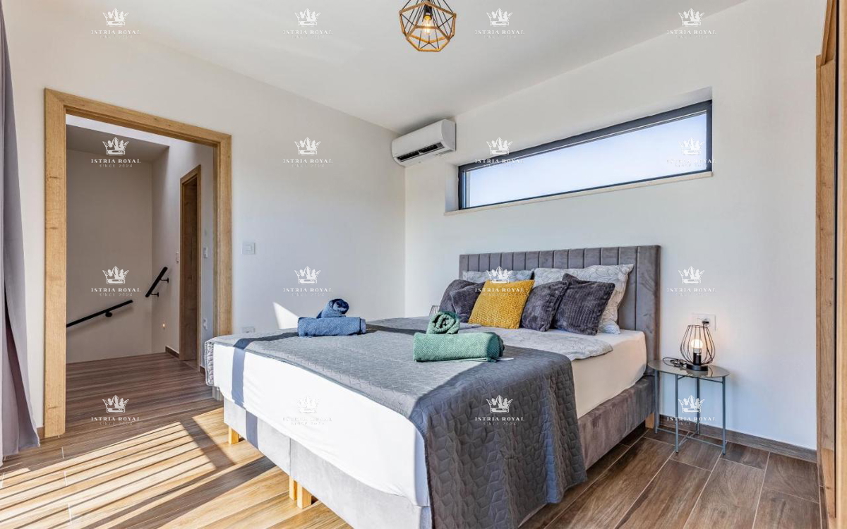 Villa di lusso con piscina in vendita a Medulin – 200 m dal mare, 2 unità abitative!