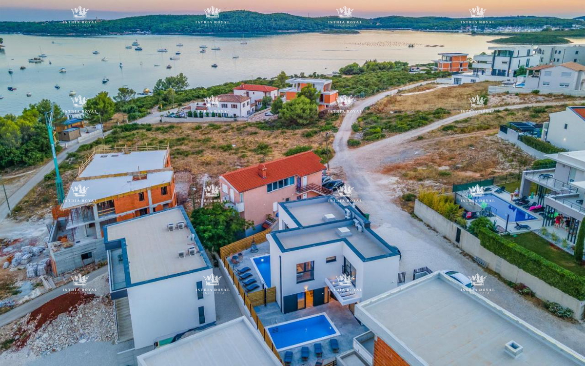 Villa di lusso con piscina in vendita a Medulin – 200 m dal mare, 2 unità abitative!