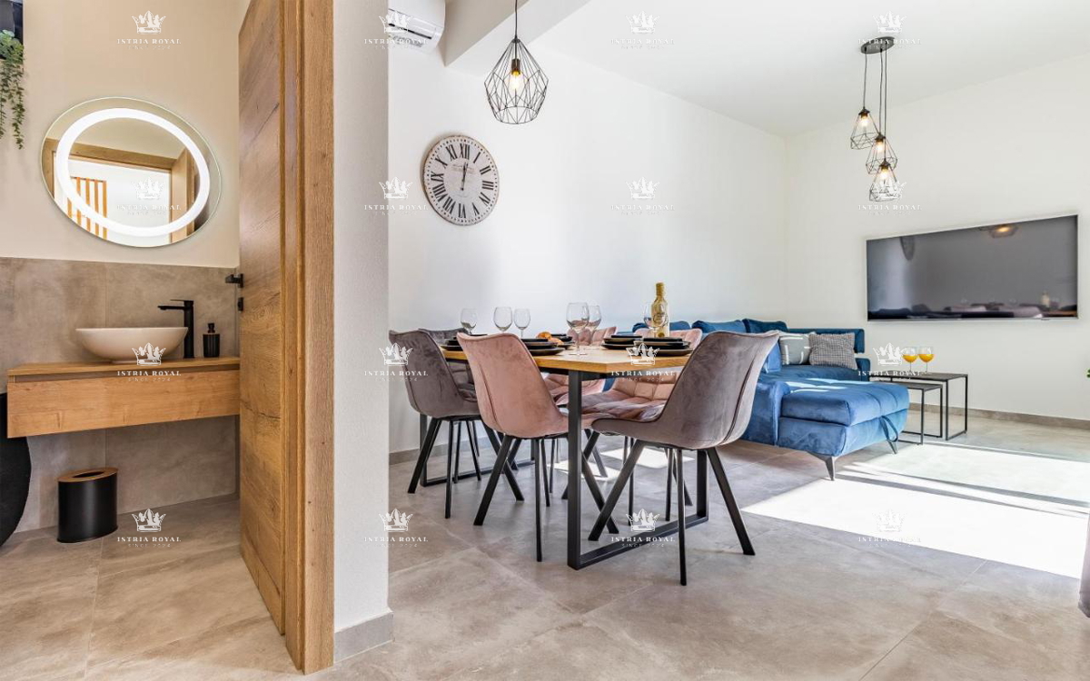 Villa di lusso con piscina in vendita a Medulin – 200 m dal mare, 2 unità abitative!