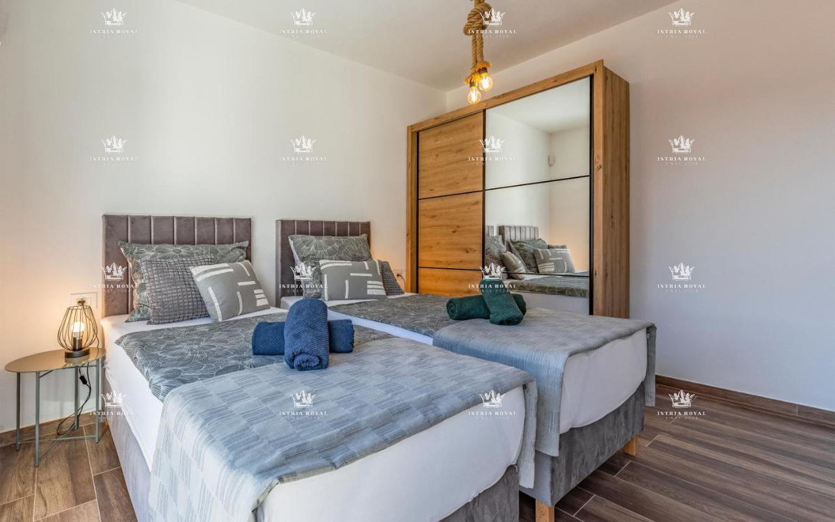 Villa di lusso con piscina in vendita a Medulin – 200 m dal mare, 2 unità abitative!