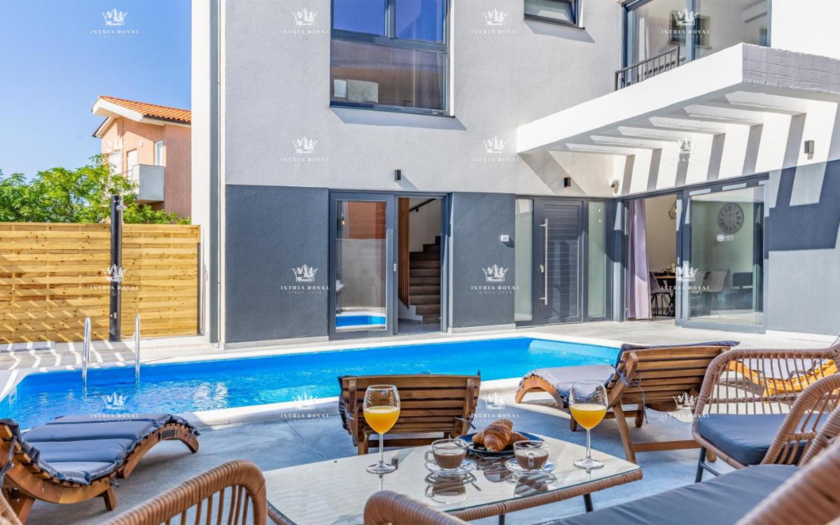 Villa di lusso con piscina in vendita a Medulin – 200 m dal mare, 2 unità abitative!