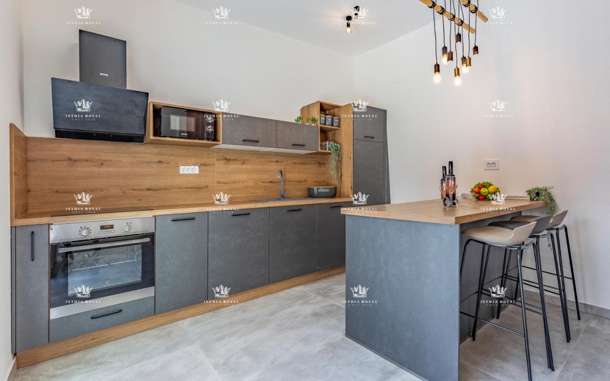 Villa di lusso con piscina in vendita a Medulin – 200 m dal mare, 2 unità abitative!