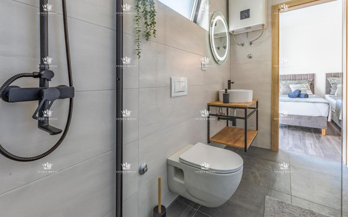 Villa di lusso con piscina in vendita a Medulin – 200 m dal mare, 2 unità abitative!