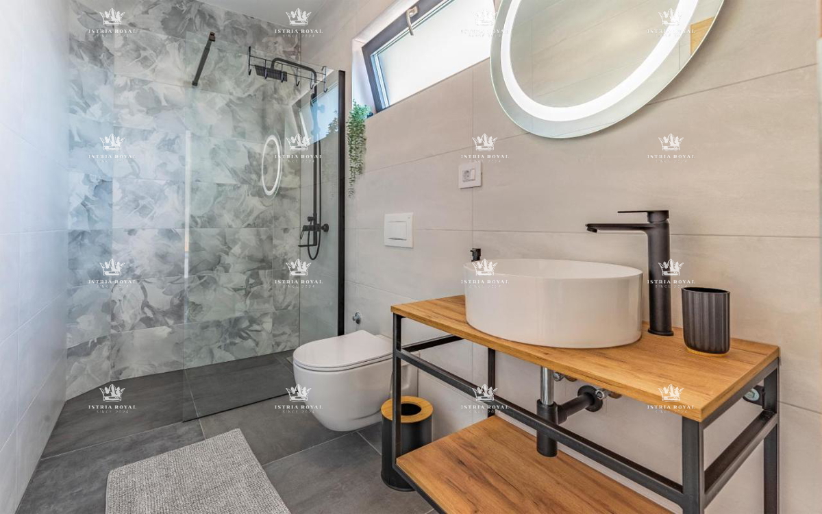 Villa di lusso con piscina in vendita a Medulin – 200 m dal mare, 2 unità abitative!
