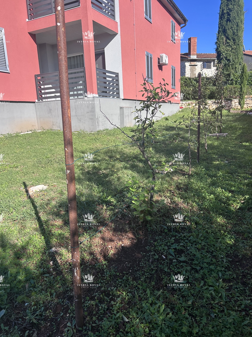 Istria, Brtonigla, 2 camere da letto + soggiorno, appartamento 84m2, nuova costruzione, terrazza, due posti auto, cortile 200m2