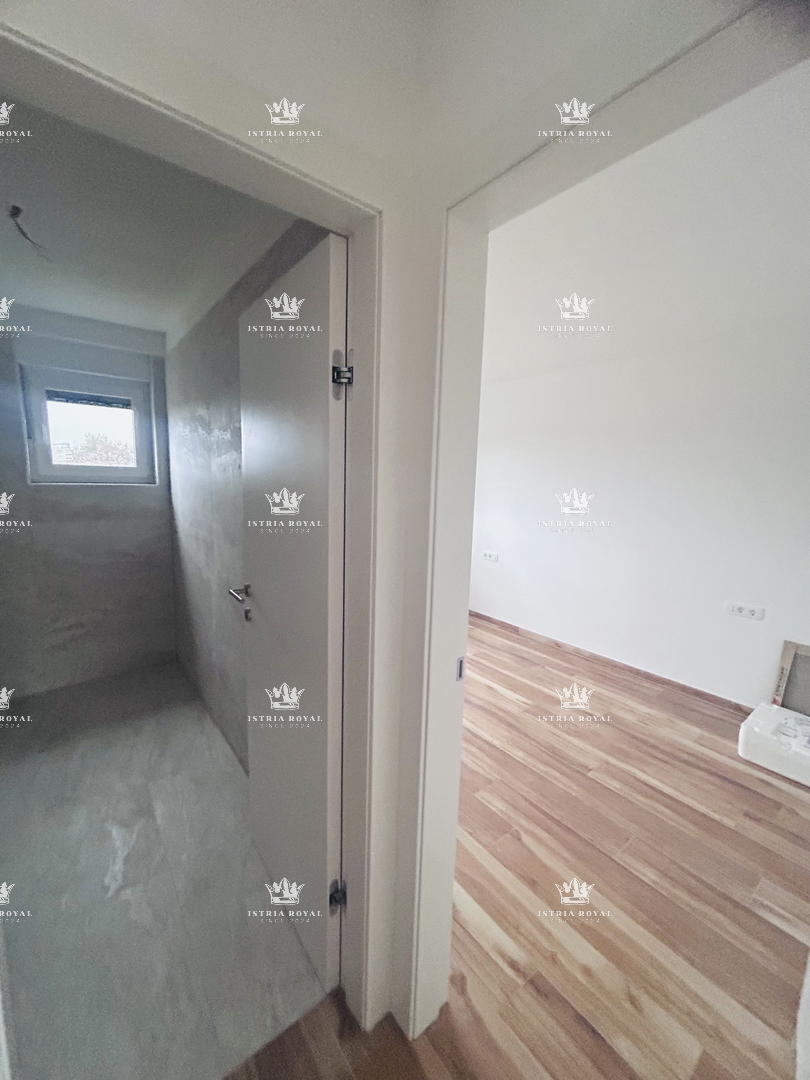 Istra, Novigrad, appartamento 65m2, due terrazze, 2 camere da letto + soggiorno con angolo cottura, vista mare, parcheggio