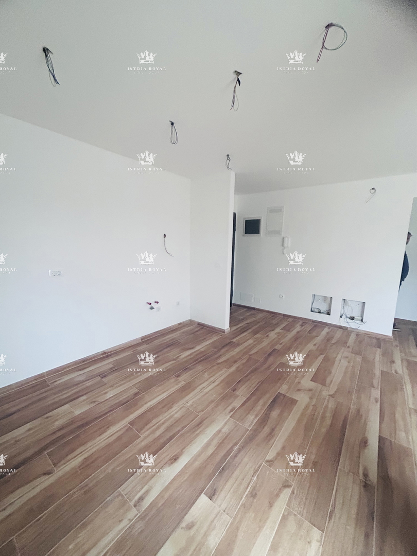 Istra, Novigrad, appartamento 65m2, due terrazze, 2 camere da letto + soggiorno con angolo cottura, vista mare, parcheggio