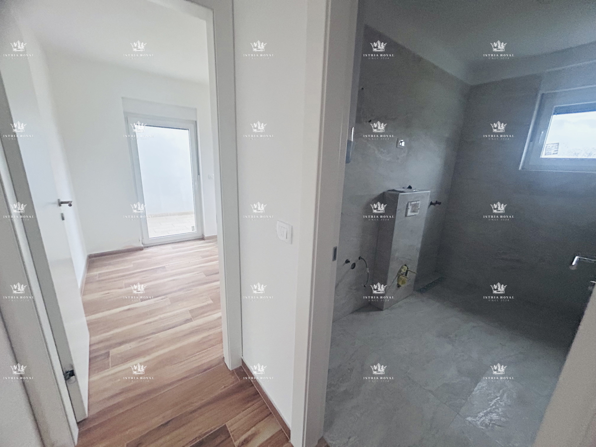 Istra, Novigrad, appartamento 65m2, due terrazze, 2 camere da letto + soggiorno con angolo cottura, vista mare, parcheggio