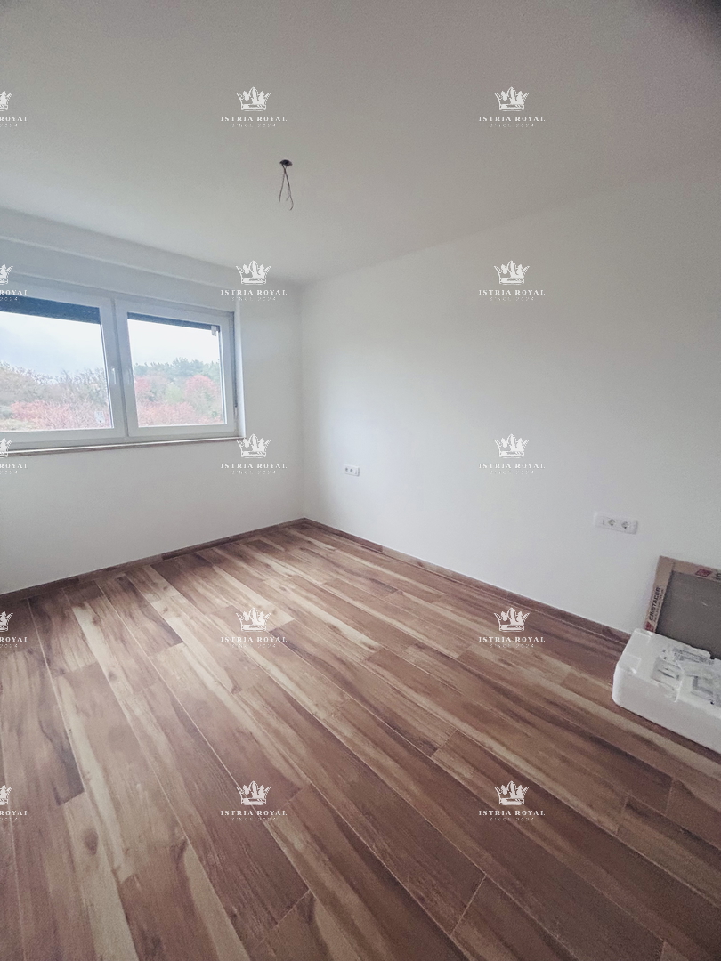 Istra, Novigrad, appartamento 65m2, due terrazze, 2 camere da letto + soggiorno con angolo cottura, vista mare, parcheggio