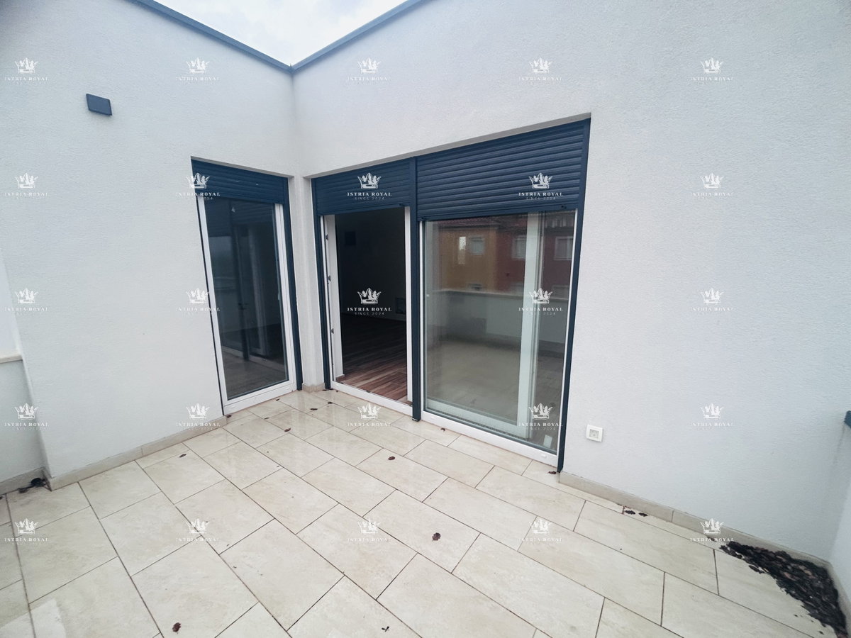 Istra, Novigrad, appartamento 65m2, due terrazze, 2 camere da letto + soggiorno con angolo cottura, vista mare, parcheggio