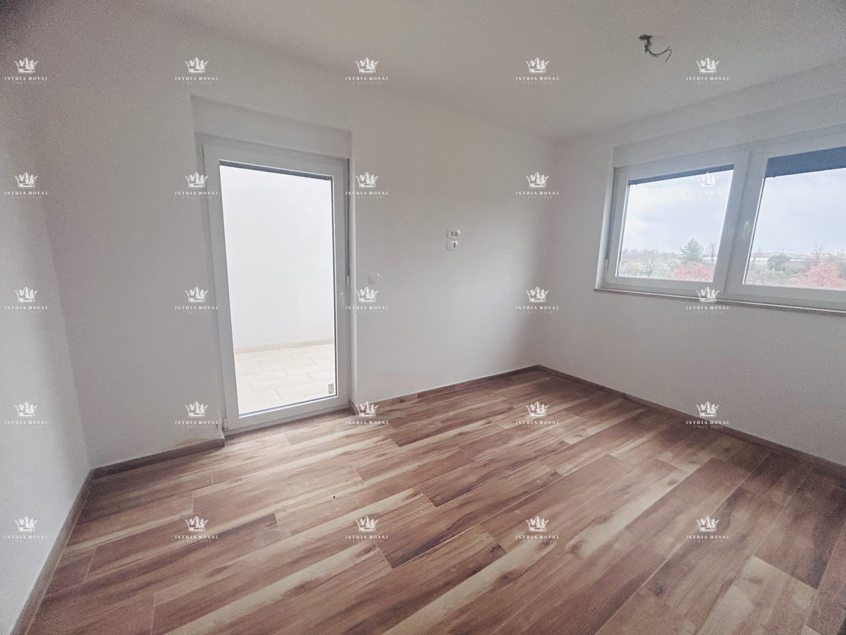 Istra, Novigrad, appartamento 65m2, due terrazze, 2 camere da letto + soggiorno con angolo cottura, vista mare, parcheggio