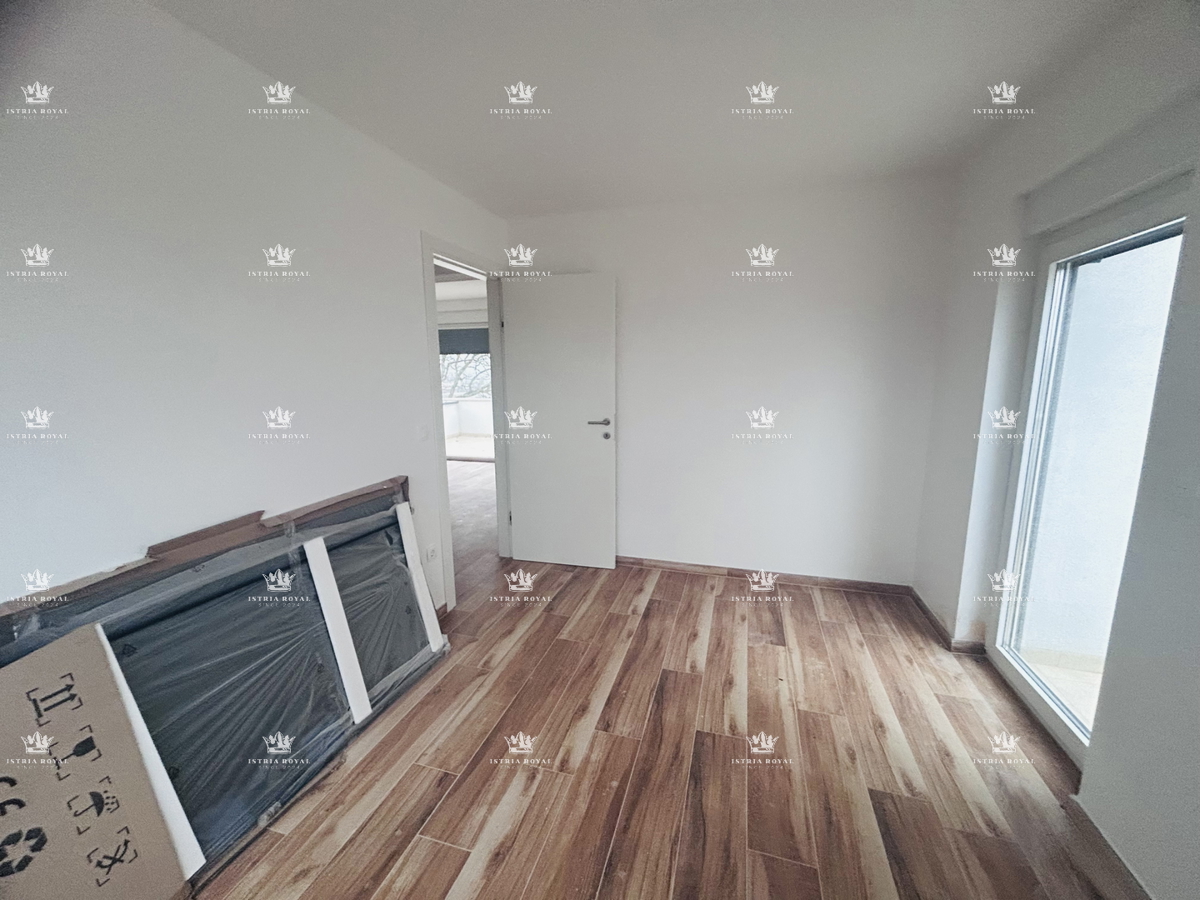 Istra, Novigrad, appartamento 65m2, due terrazze, 2 camere da letto + soggiorno con angolo cottura, vista mare, parcheggio