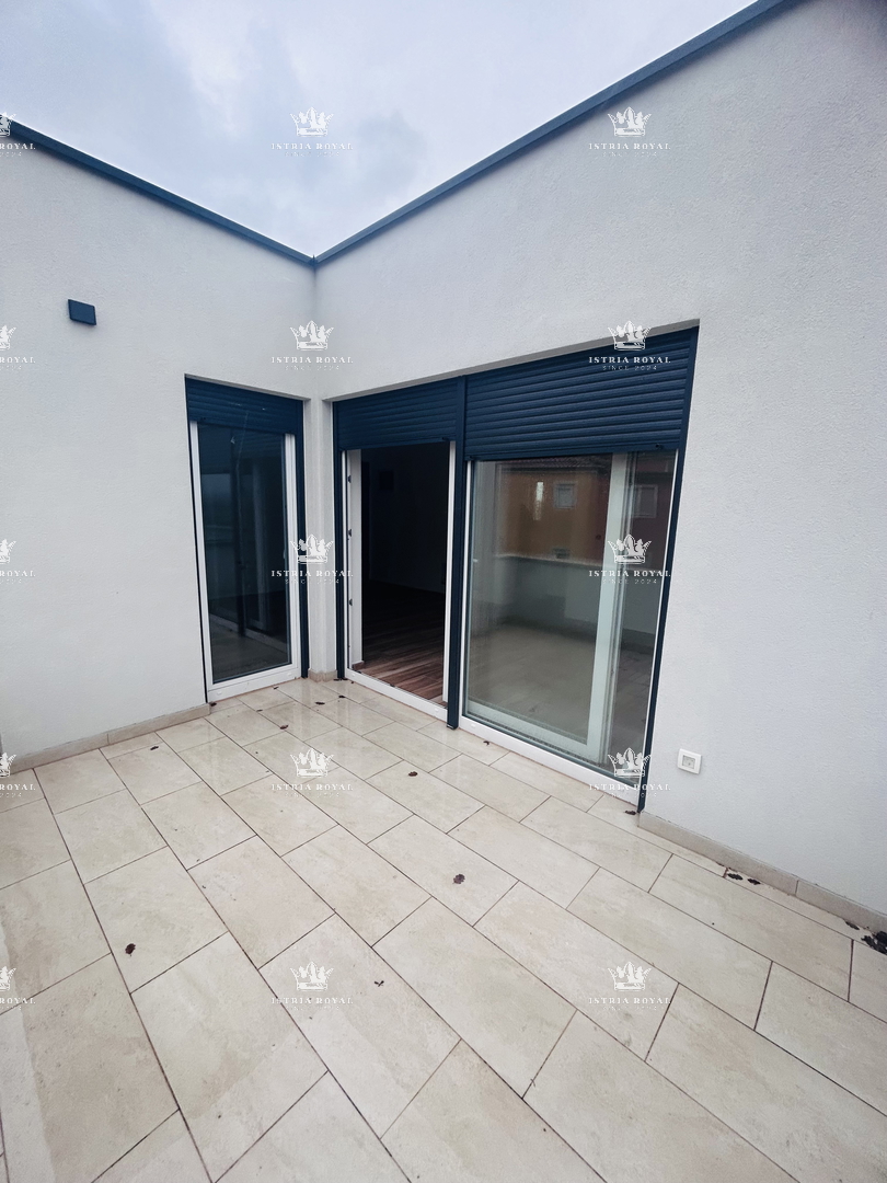 Istra, Novigrad, appartamento 65m2, due terrazze, 2 camere da letto + soggiorno con angolo cottura, vista mare, parcheggio