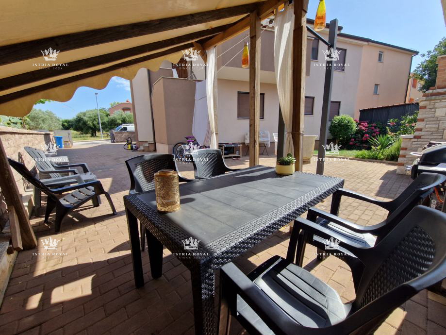 Appartamento con 2 camere da letto a Štinjanu, a 950 m dal mare, giardino + camino