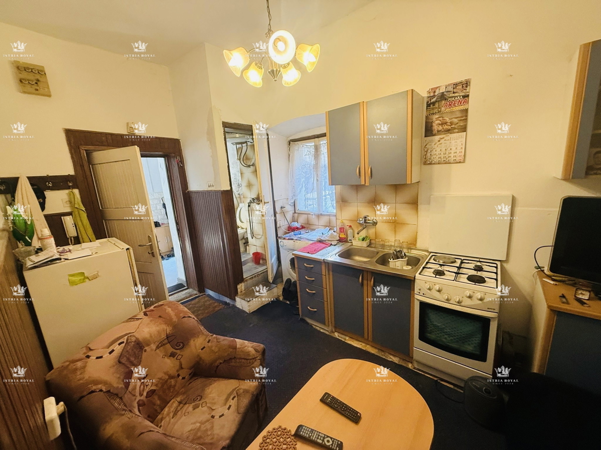 Istra, Pula, ARENA, appartamento 28,58 m², da ristrutturare, 1 vano + soggiorno con angolo cottura