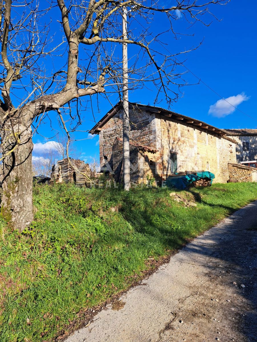 Opportunità! Proprietà con 3 case in pietra e 96301 m2 di terreno