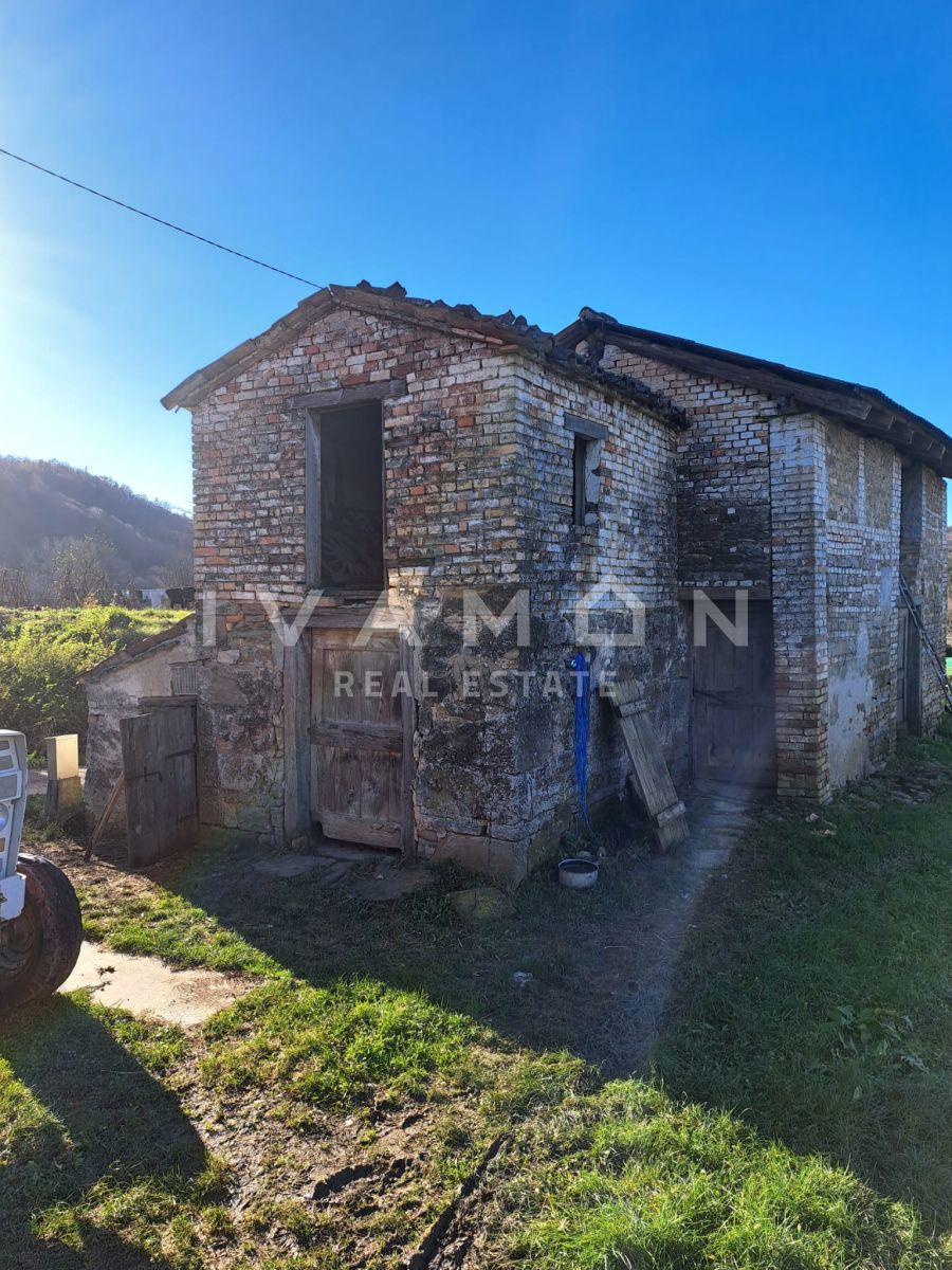 Opportunità! Proprietà con 3 case in pietra e 96301 m2 di terreno