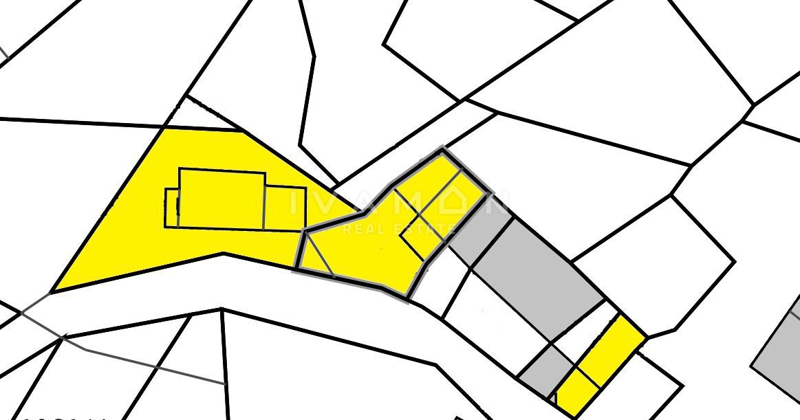 Opportunità! Proprietà con 3 case in pietra e 96301 m2 di terreno