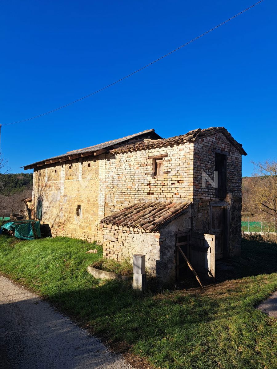 Opportunità! Proprietà con 3 case in pietra e 96301 m2 di terreno