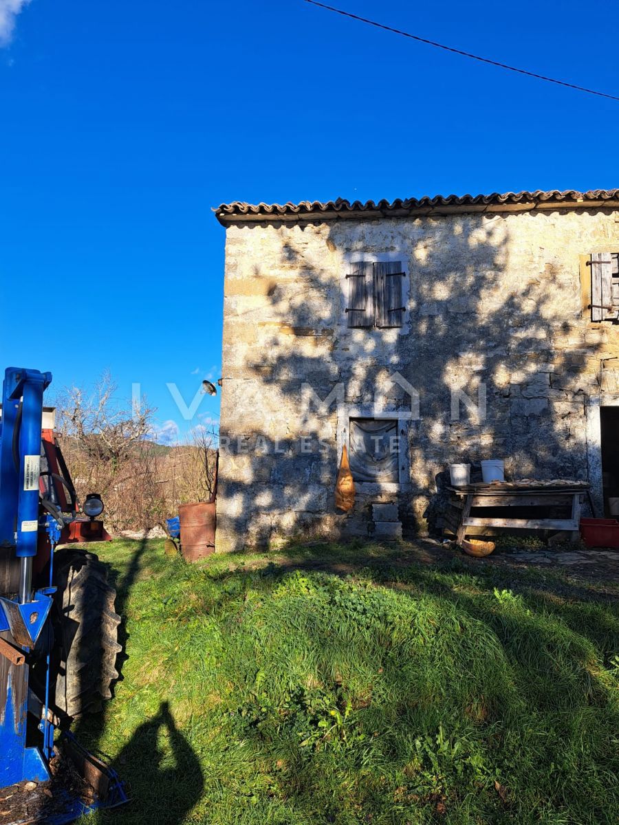 Opportunità! Proprietà con 3 case in pietra e 96301 m2 di terreno