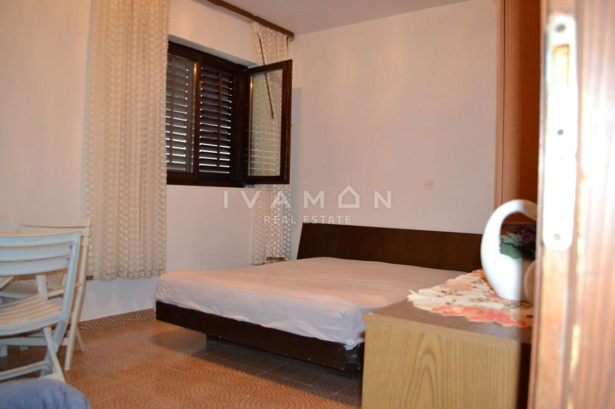 Appartamento con 4 camere da letto e cortile