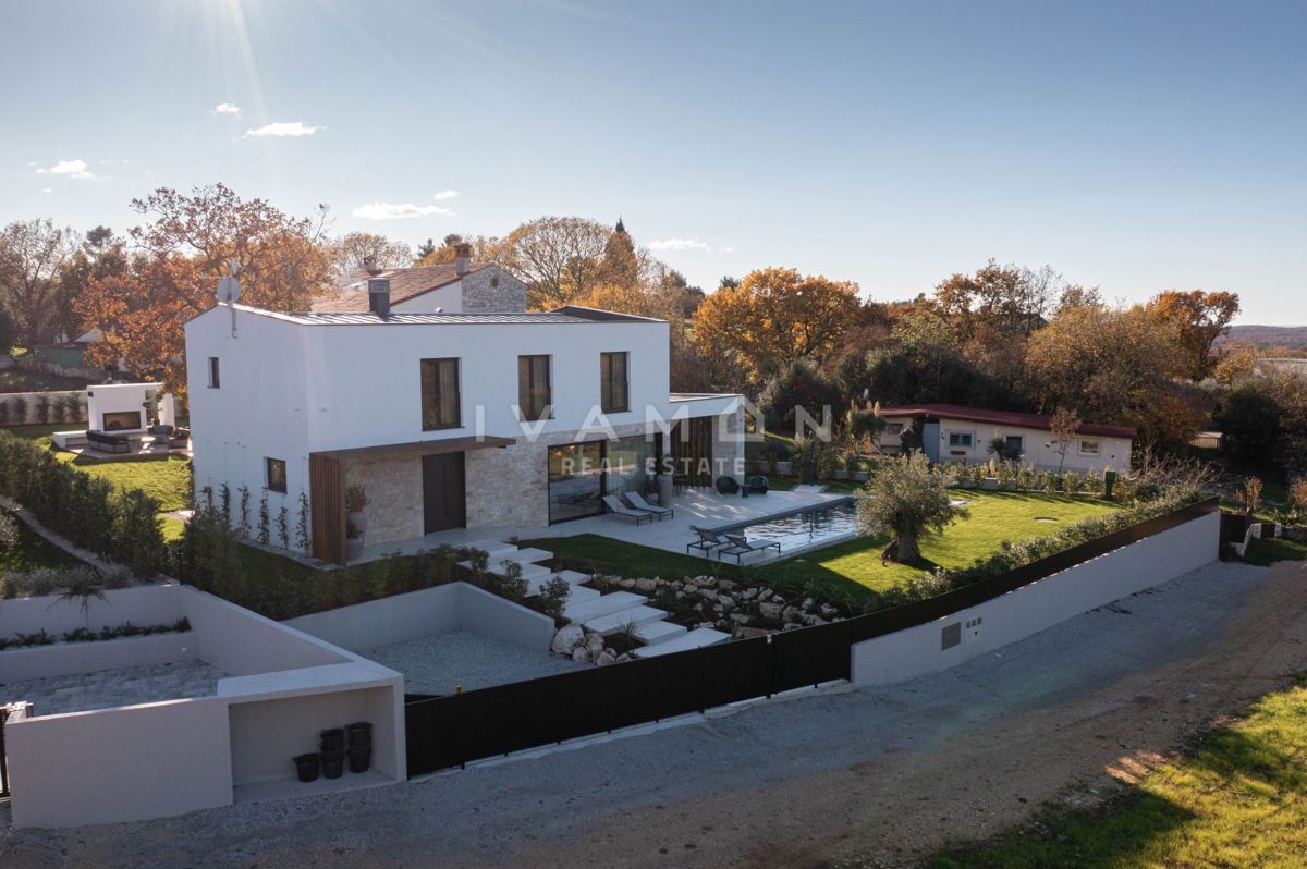 Villa arredata con gusto e piscina, a soli 4 km dal mare