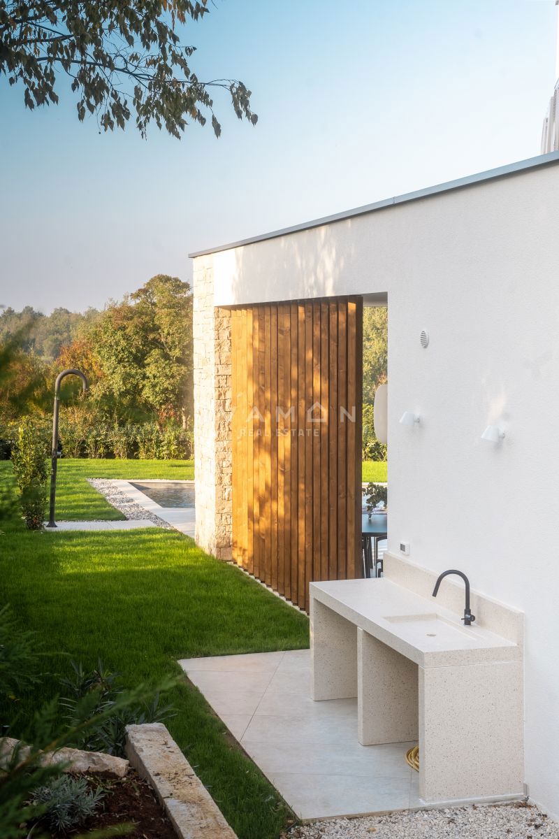 Villa arredata con gusto e piscina, a soli 4 km dal mare