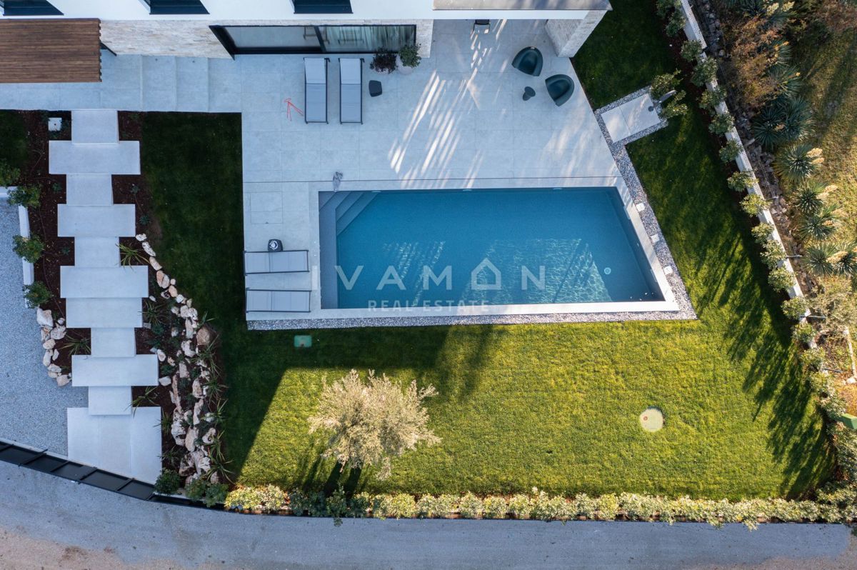 Villa arredata con gusto e piscina, a soli 4 km dal mare