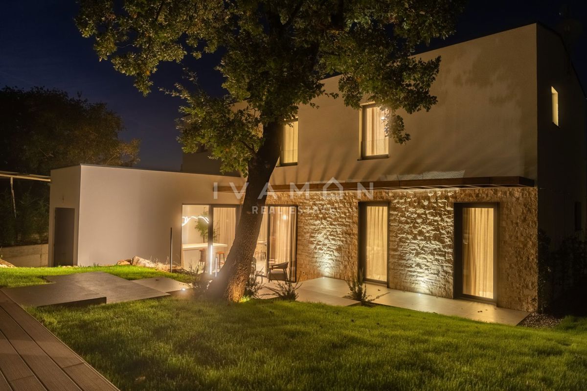 Villa arredata con gusto e piscina, a soli 4 km dal mare