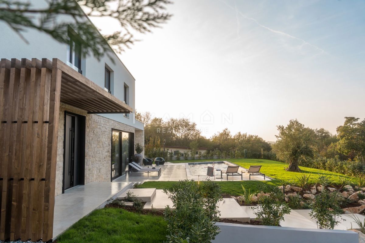 Villa arredata con gusto e piscina, a soli 4 km dal mare