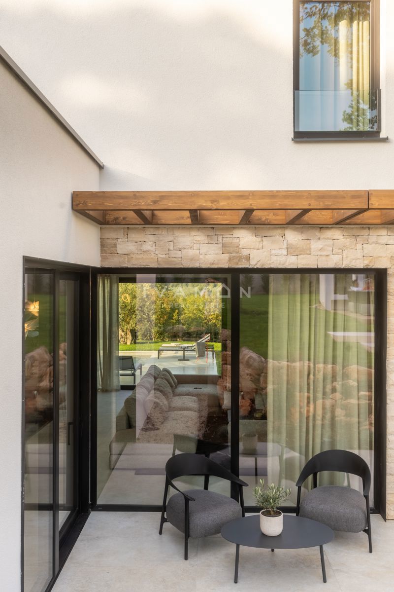 Villa arredata con gusto e piscina, a soli 4 km dal mare