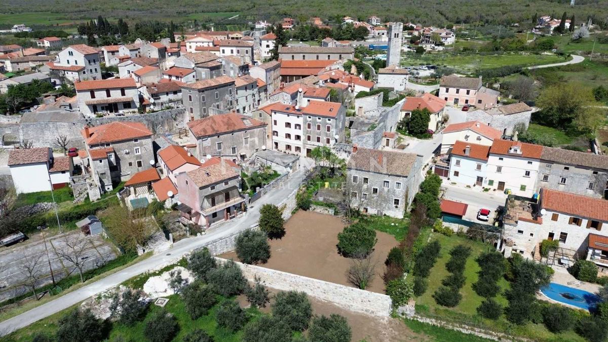 Casa in Pietra con Ampio Cortile 