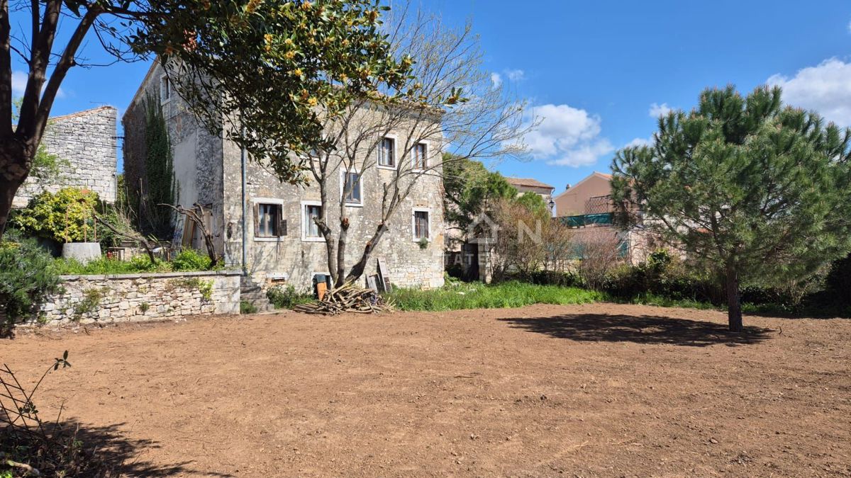 Casa in Pietra con Ampio Cortile 