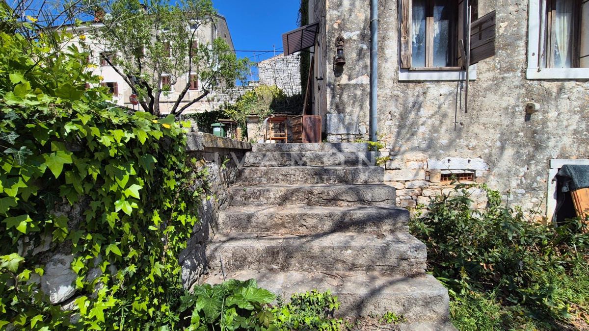 Casa in Pietra con Ampio Cortile 