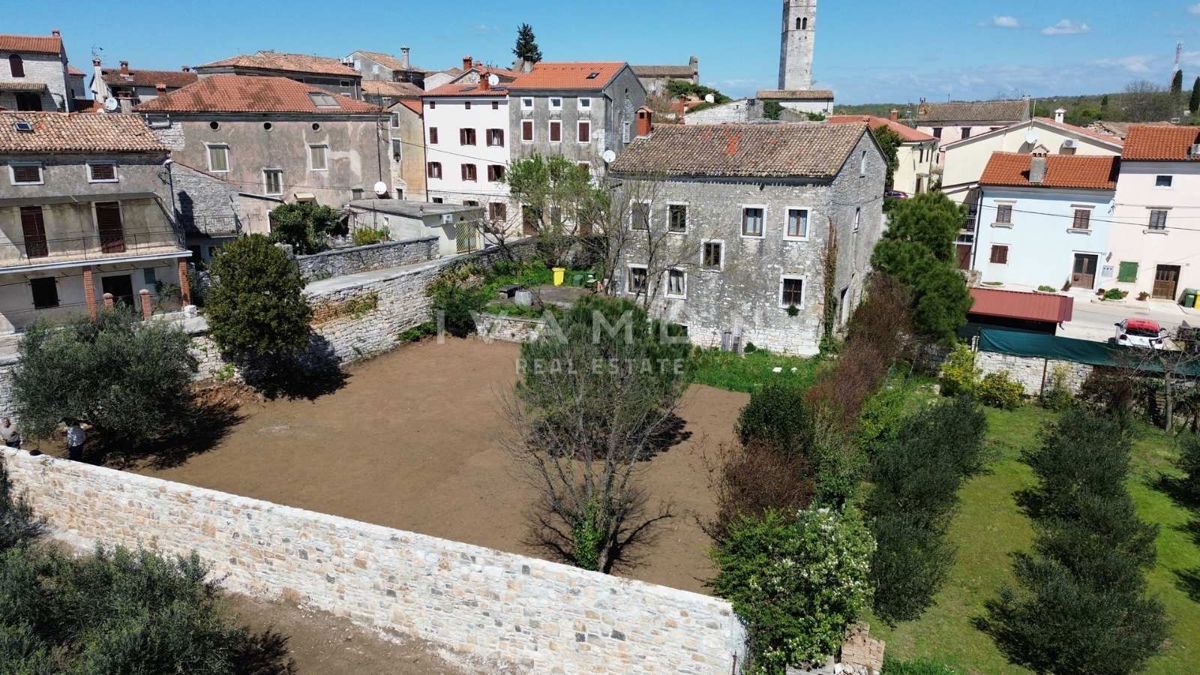 Casa in Pietra con Ampio Cortile 