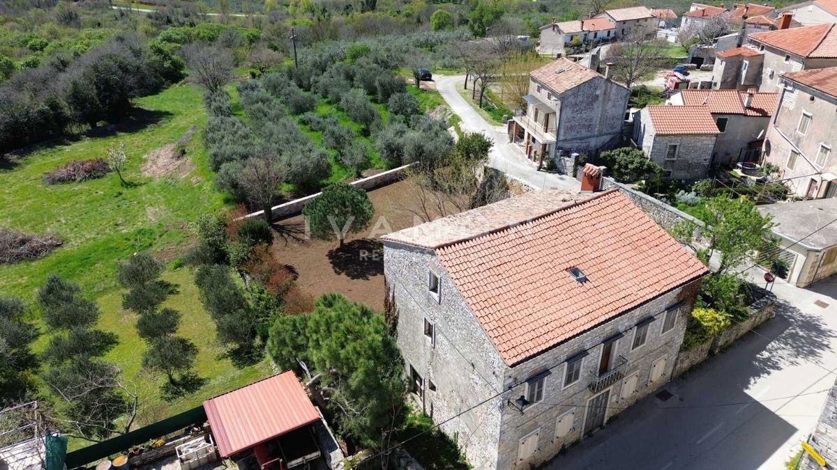 Casa in Pietra con Ampio Cortile 
