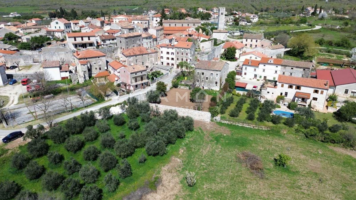 Casa in Pietra con Ampio Cortile 