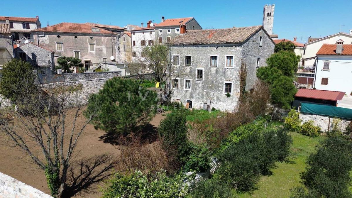 Casa in Pietra con Ampio Cortile 