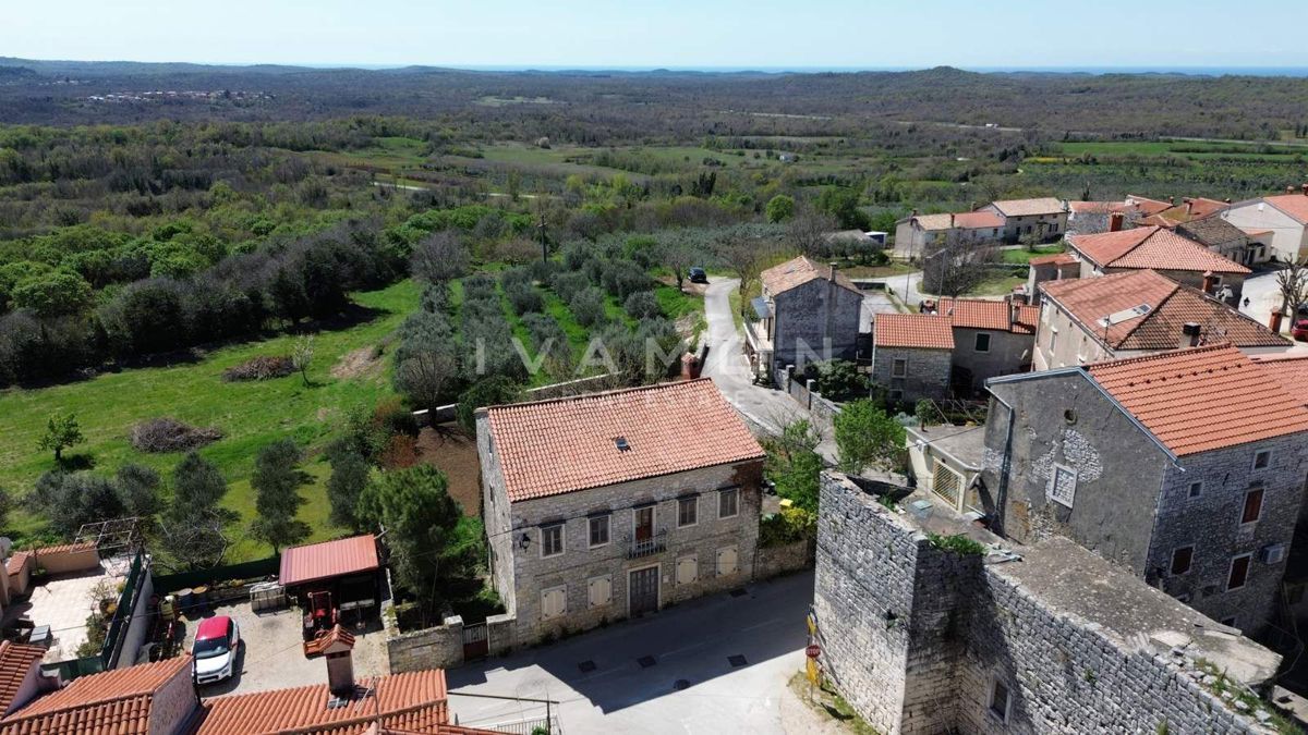 Casa in Pietra con Ampio Cortile 