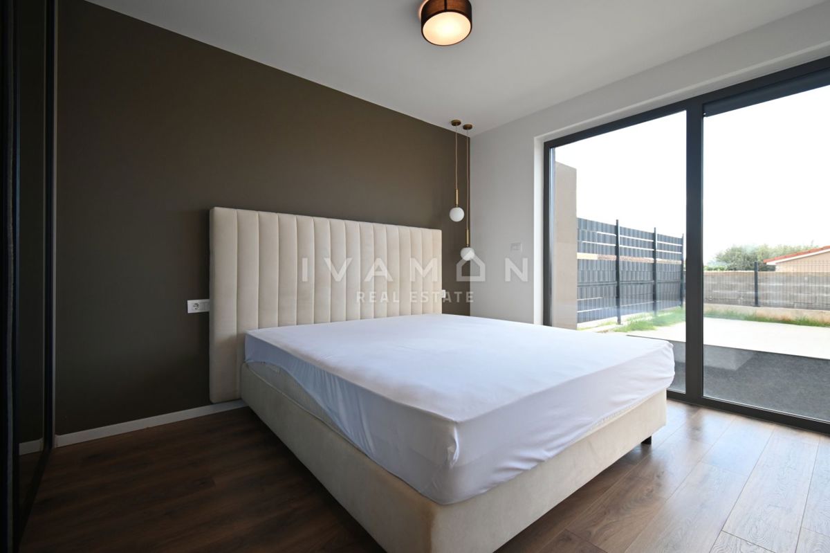 Moderno appartamento trilocale al piano terra con piscina