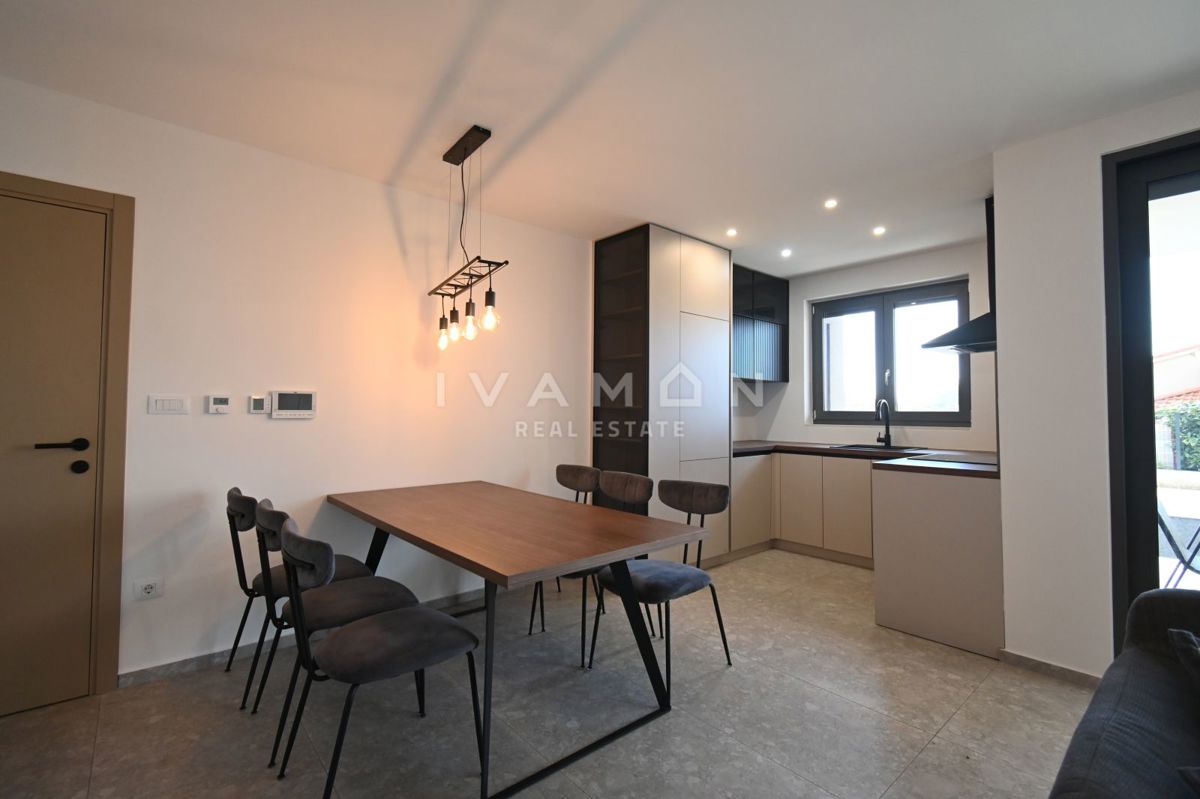 Moderno appartamento trilocale al piano terra con piscina